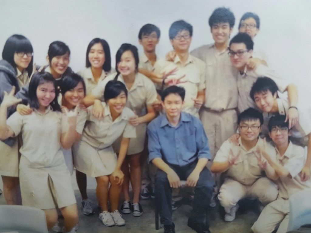 Mr Lau photo with Hwa Chong students