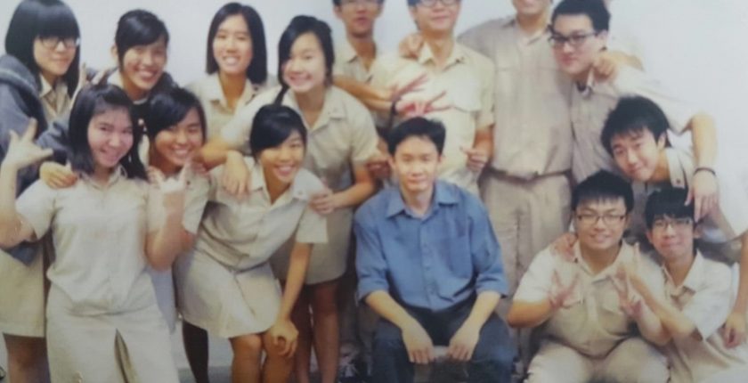 Mr Lau photo with Hwa Chong students