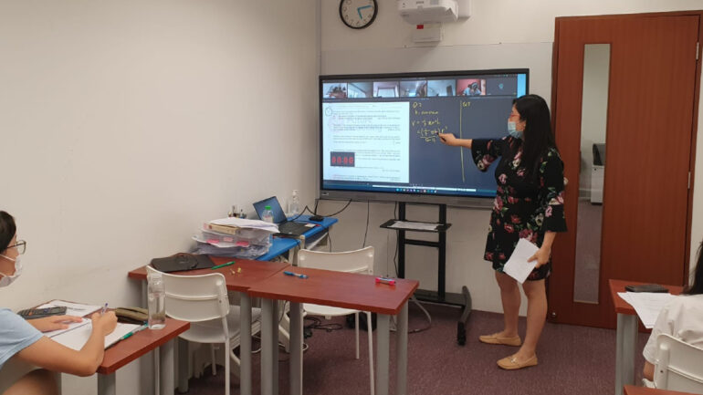 hybrid tuition smart screens